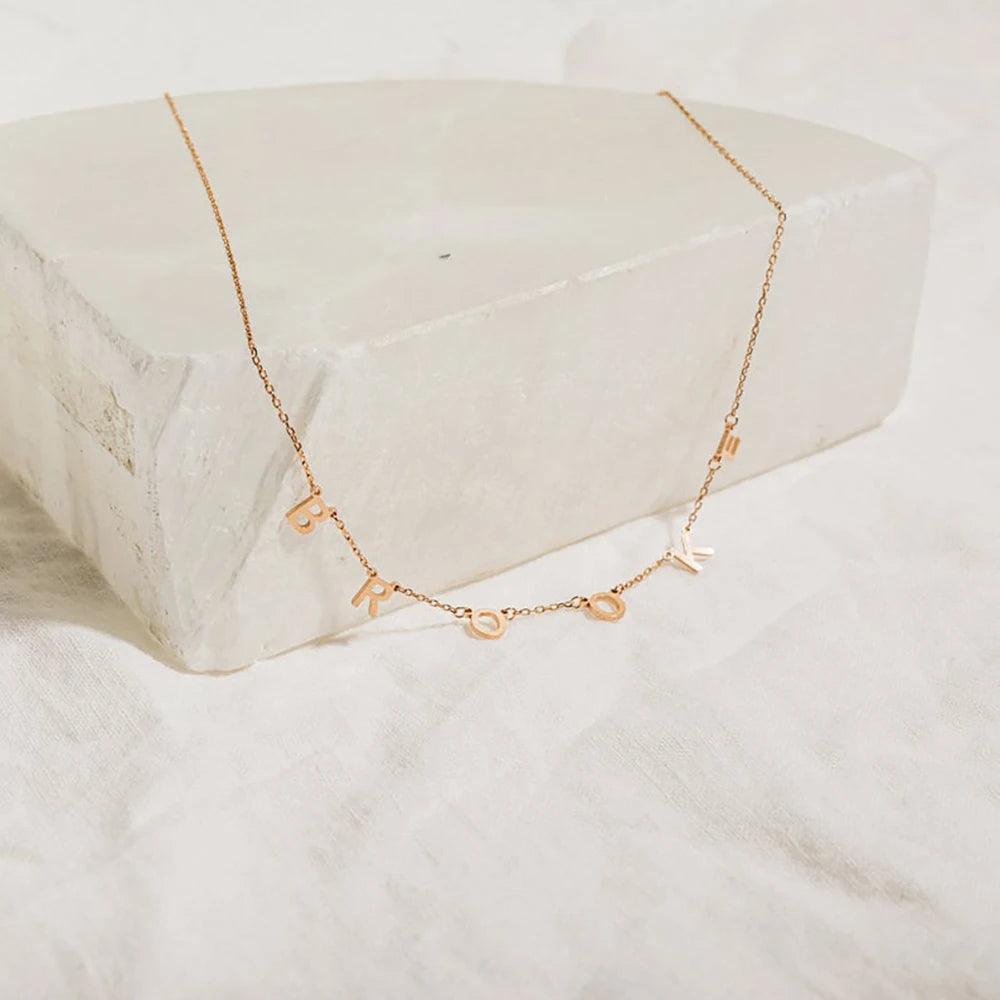 Colar personalizável - Até 9 Letras - Aço inoxidável - Banho em Ouro 18K