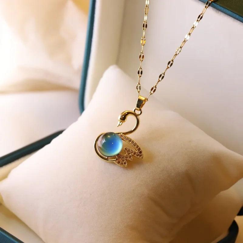 Colar pedra do humor - Cisne solitário - Banhado a ouro 18k