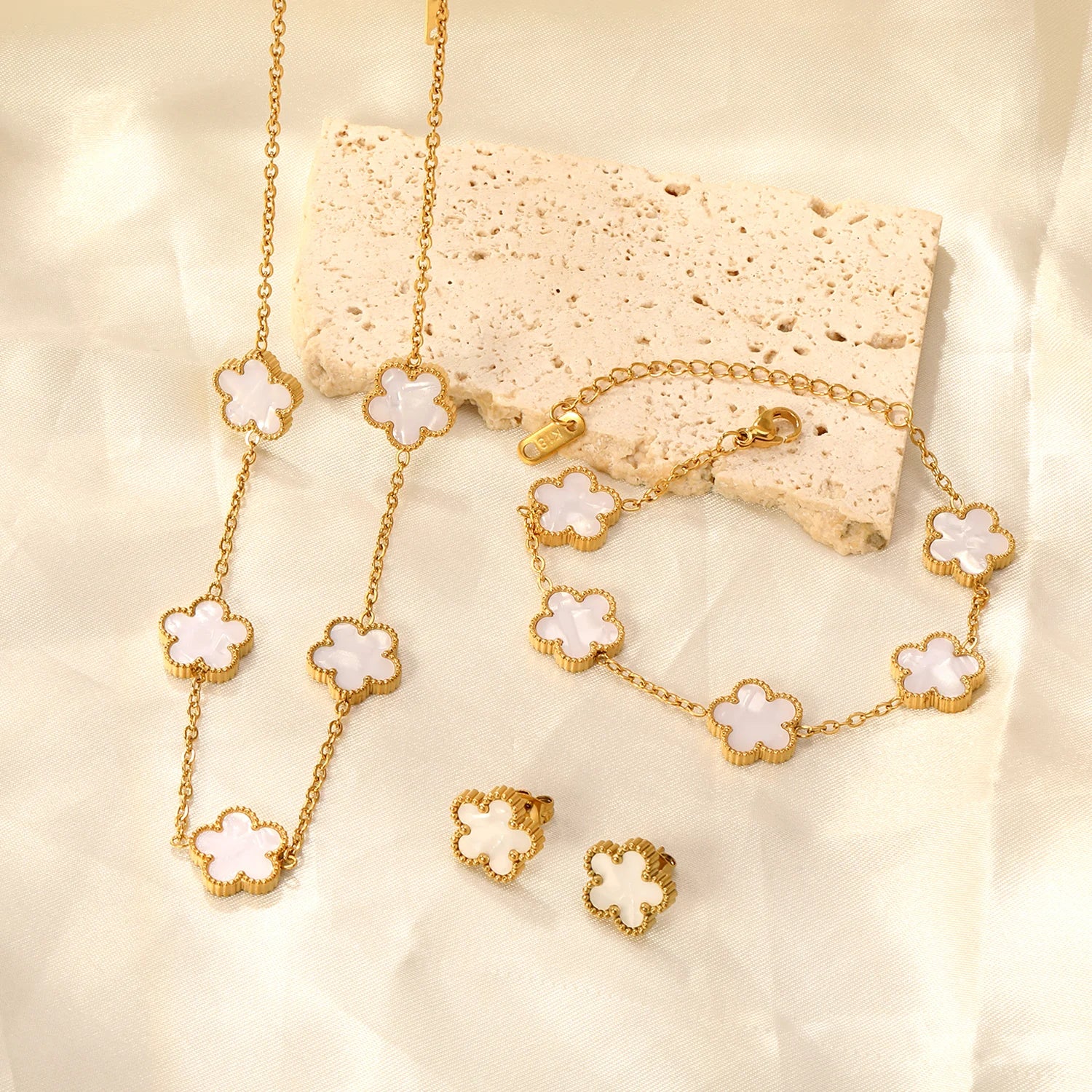 Conjunto Van Cleff - Colar, Pulseira & Brinco - Banhado a Ouro 18k - COMPRE 1 LEVE 3