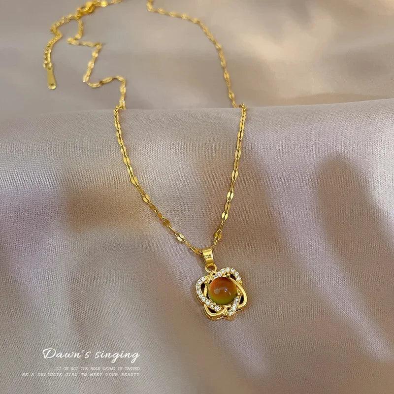 Colar pedra do humor - Coração entrelaçado cravejado - Banhado a ouro 18k